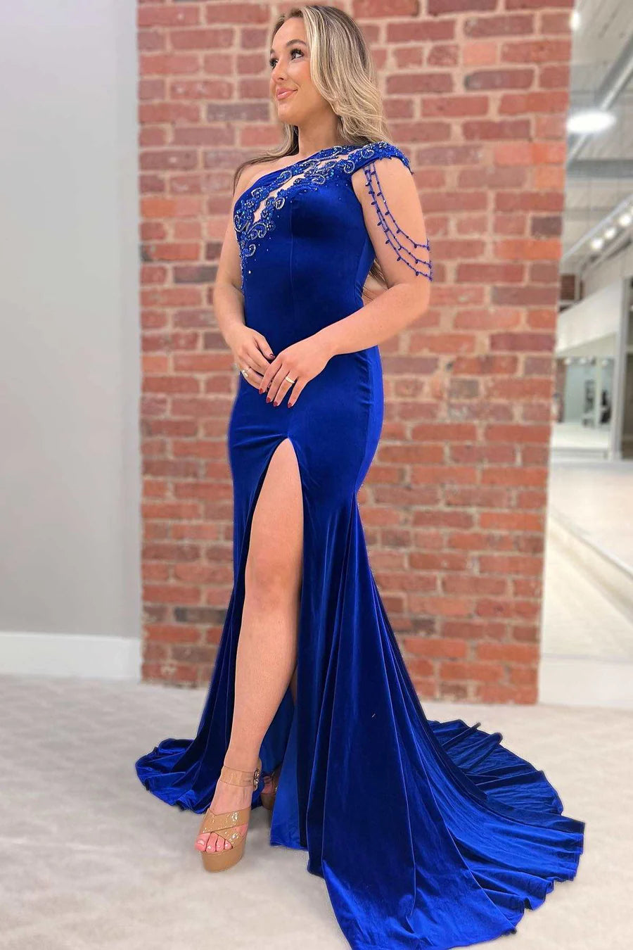 Vestido de fiesta de terciopelo con apliques de sirena y abertura